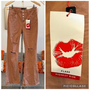 ❣️🆕Hot Kiss high-rise distressed wide-leg flare jeans with button fly closure❣️